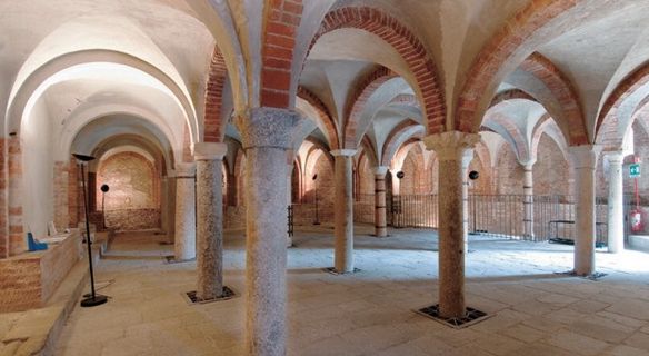 Crypt_of_San_Giovanni_in_Conca.jpg