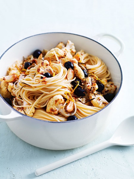Roasted_cauliflower_olive_and_garlic_pasta.jpg