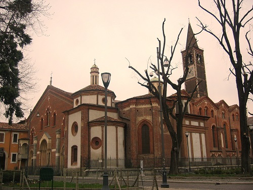 Side_view_of_Saint_Eustorgius_Church_in_Milan.jpg