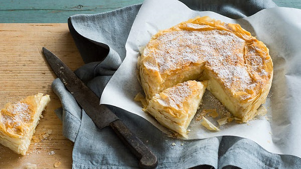 Bougatsa – sweet semolina filo pie