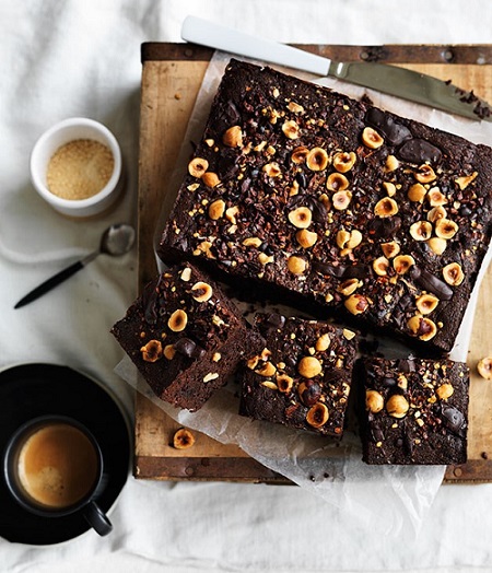 A spiced hazelnut-cacao brownie that goes well with a shot of rum!