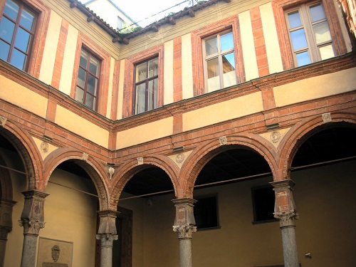 A Bramante courtyard inside a Milan building