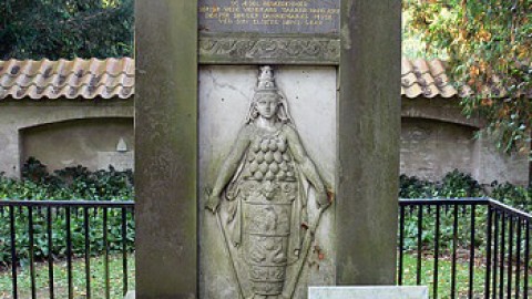 The many-breasted tombstone in Assistens Cemetery