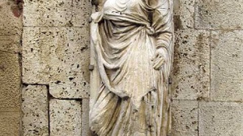 The statue of Kinzica De Sismondi – the heroine of Pisa
